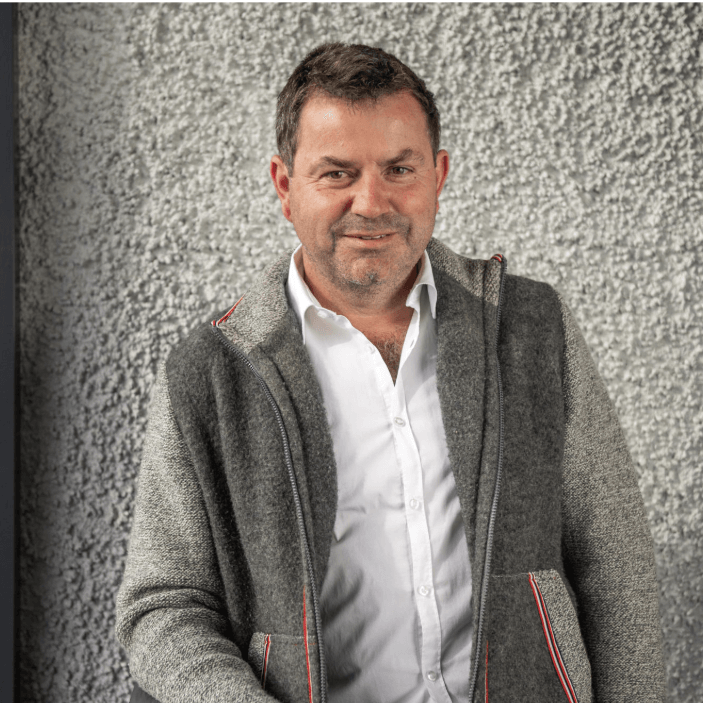 Siegfried Aigner, Baustellenkoordinator aus Großarl, vor einer Hauswand